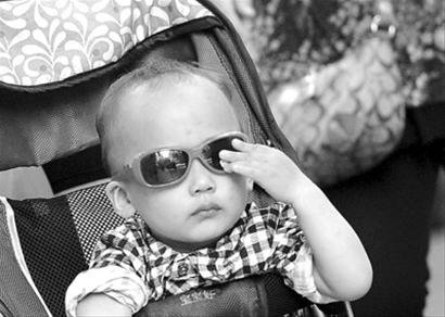 10元一副太阳镜戴出角膜炎 劣质镜片会伤害孩
