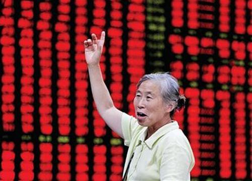 A股大跌股民吐槽：大妈取消广场舞 组织救市