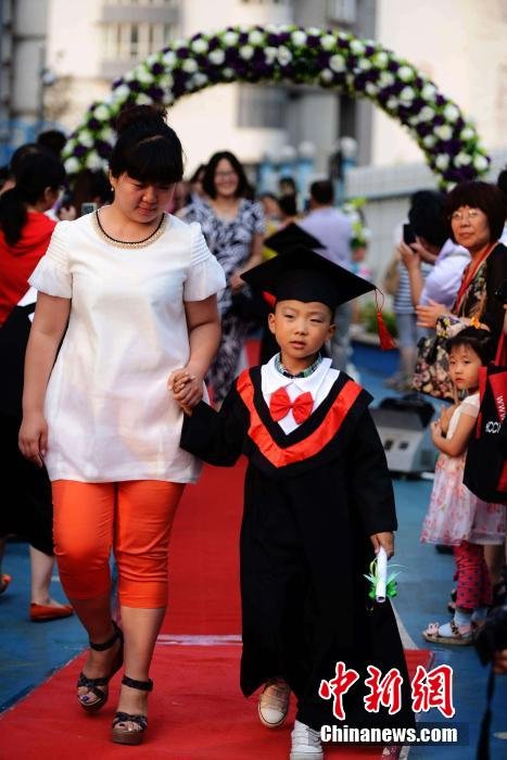 青岛一幼儿园毕业走红毯 父母盛装出席