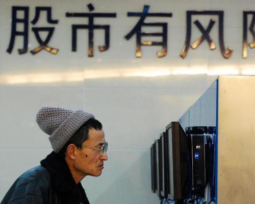 A股大跌股民吐槽：大妈取消广场舞 组织救市