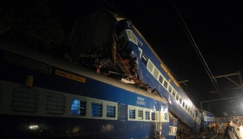 印度火车相撞至少3人死31人伤(现场组图)