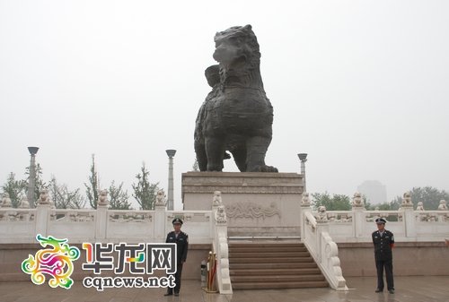 媒采访团走进沧州狮城公园 一睹全国最大铁狮