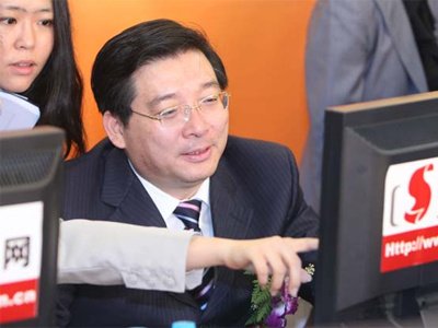 图文:农行副行长朱洪波与网友交流