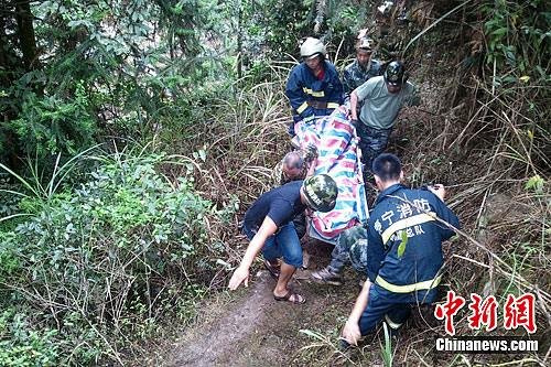 福建寿宁发生车祸致14人死 幸存者讲述坠崖瞬