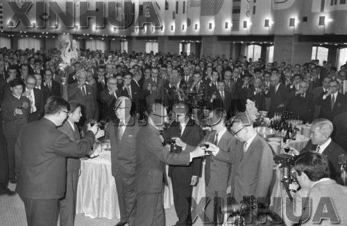 38年前今天中日建交:日首相低头向周恩来敬酒(组图)_大成网_腾讯网