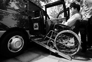 轮椅一族打车 一小时无人理 北京无障碍出租