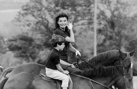1980年,小约翰 肯尼迪,爱德华 肯尼迪,卡罗琳 肯尼迪和妈妈杰奎琳