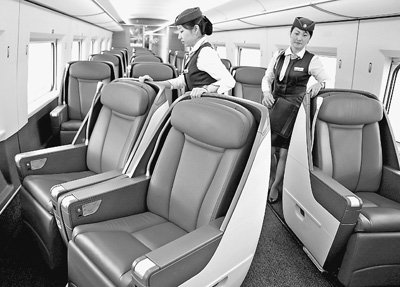 图为7日,乘务员在一辆沪宁高铁商务座车厢调整座椅方向.