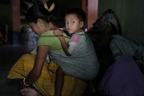 印度阿萨姆邦种族仇杀致20万人逃离家园(组图