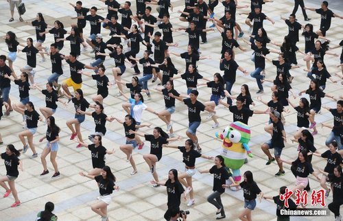 南京青奥会颁奖礼仪志愿者舞蹈快闪晒青春_财经_腾讯网