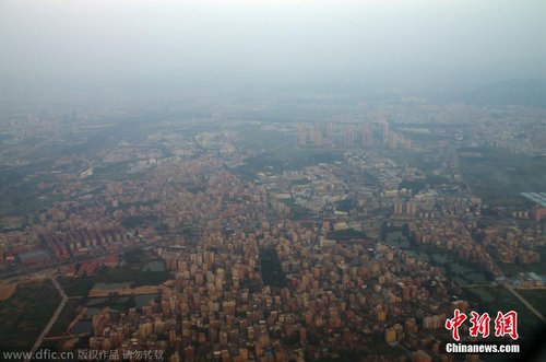 北京到广州航班上拍摄南北雾霾
