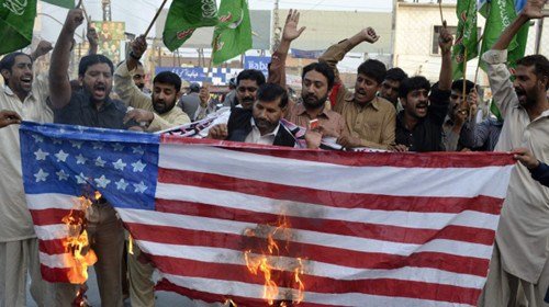 巴基斯坦民众焚烧奥巴马肖像 高喊打倒美国(图
