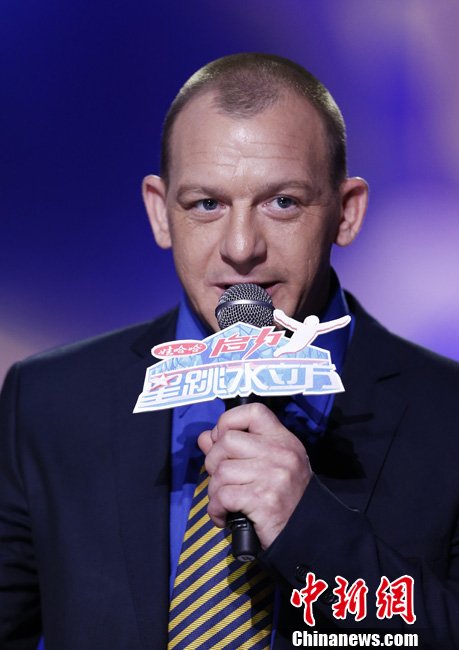 俞灏明穿全身保护服亮相《星跳水立方》