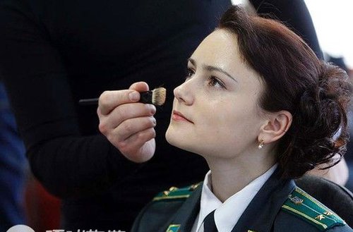 乌克兰机场里的美女警卫