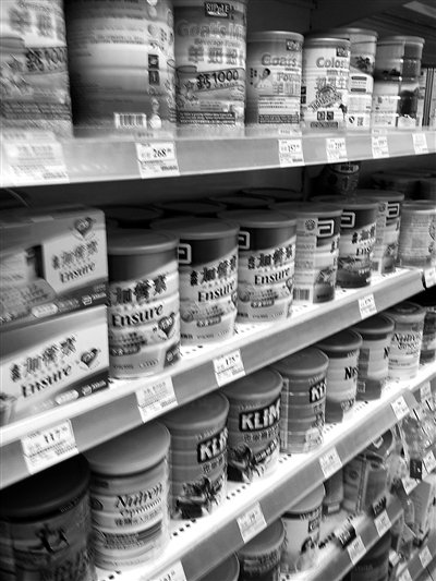 国产奶粉与进口奶粉价格悬殊 洋奶粉价格坚挺不降反升