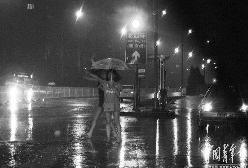 北京出租车雨夜打劫令人心寒 为何远离职业底