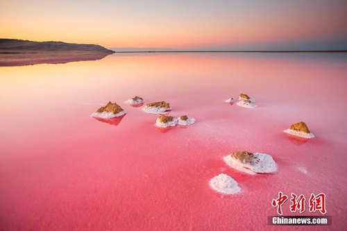 摄影师拍摄克里米亚“腐蚀之海”盐滩美景