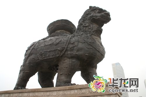 媒采访团走进沧州狮城公园 一睹全国最大铁狮