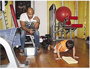 印度4岁俯卧撑帝 40分钟能做1500个 图_新闻