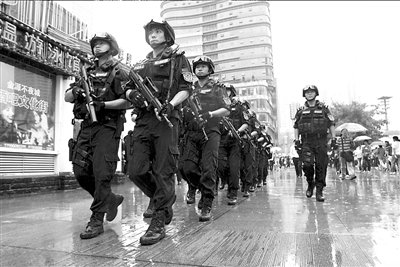 重庆反恐特警上街巡逻