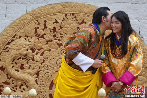 不丹王室新婚夫妇当众亲吻秀恩爱