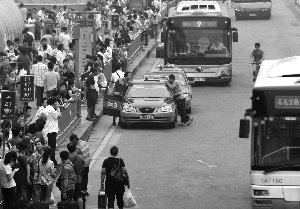 北京站、北京西站打车难 司机吆喝百元起价或