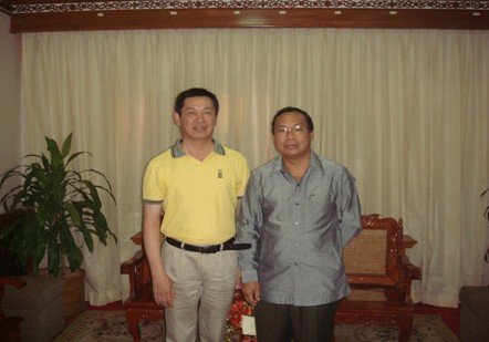 老挝磨丁黄金城董事长与老挝总理秘书长合影