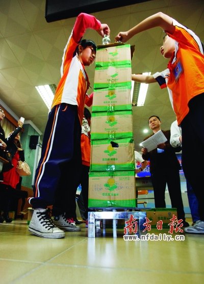 三根纸制小桥墩 撑起六箱矿泉水