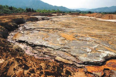 江西铅山:废弃选矿厂污染严重