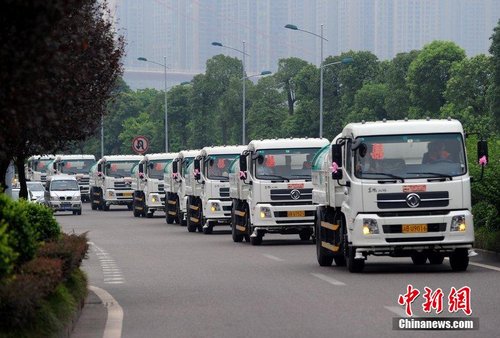 重庆12辆环卫车洒水迎亲 被指占用公共资源