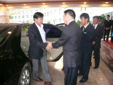 老挝磨丁黄金城董事长黄民选迎老挝副总理