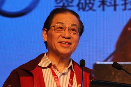 图文:亚布力中国企业家论坛名誉主席刘明康