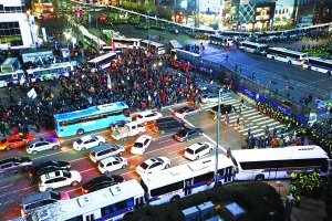 封锁青瓦台  韩国工人罢工升级