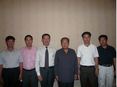 老挝磨丁黄金城董事长黄民选迎老挝副总理考察