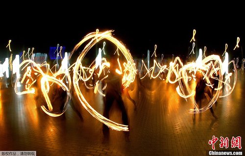 立陶宛火舞表演 火影光绘展别样魅力