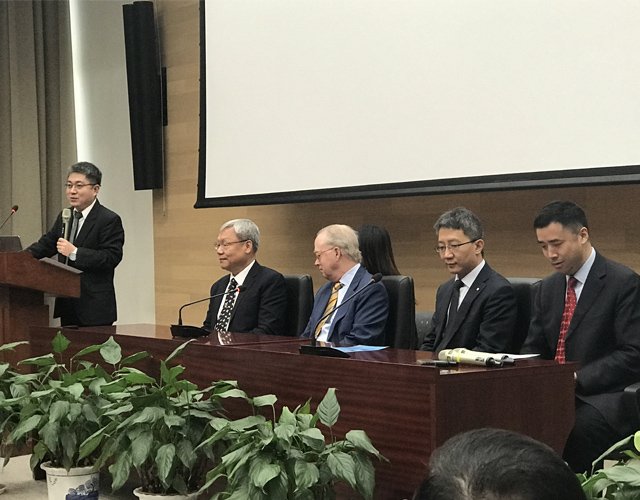 图说:台湾政治大学法学教授苏永钦(左二)与康奈尔大学法学教授Gregory S. Alexander(左三)系本次北京大学“黉门对话”的主要嘉宾。 图说:台湾政治大学法学教授苏永钦(左二)与康奈尔大学法学教授Gregory S. Alexander(左三)系本次北京大学“黉门对话”的主要嘉宾。