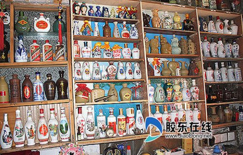 吴师傅爱上收藏酒瓶 7年收集了400个