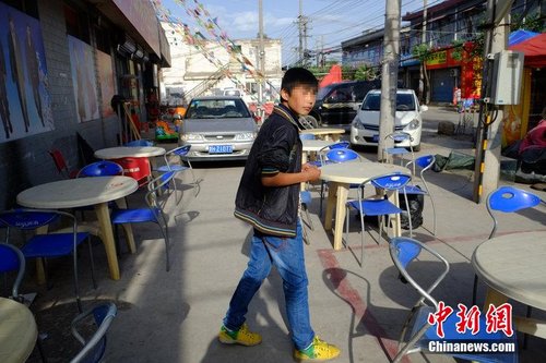 探访被光背男围殴少年 被怀疑告密遭打