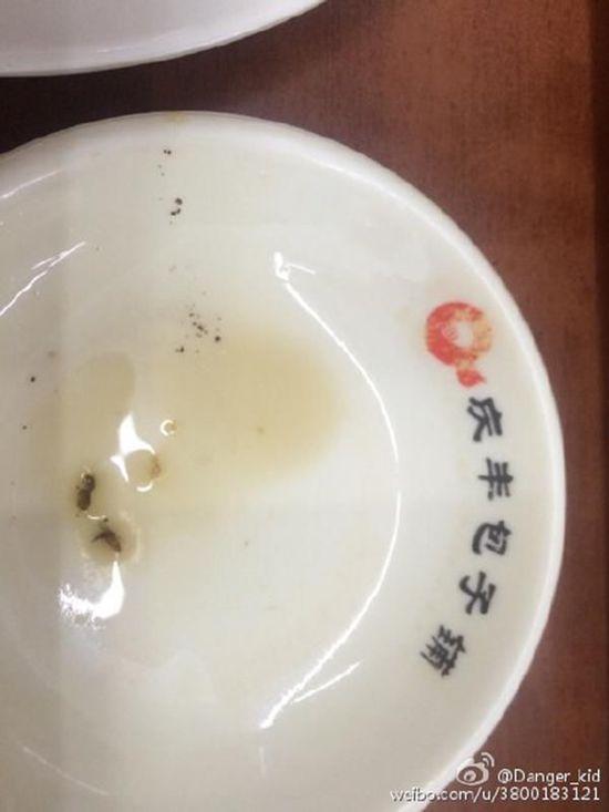 曝北京庆丰包子铺吃出蟑螂腻虫 涉事店停业(图