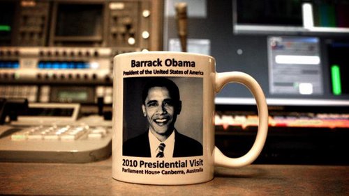 奥巴马的名字为barack obama,但杯子却印成了barrack obama,多了一个"