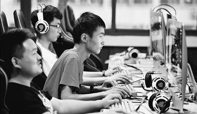 来自中国互联网络信息中心的统计数据显示：截至2015年12月，中国网民规模达6.88亿，互联网普及率达到50.3%，意味着半数中国人已接入互联网。