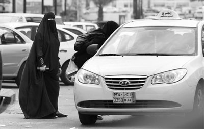 沙特女子因开车被判10鞭刑