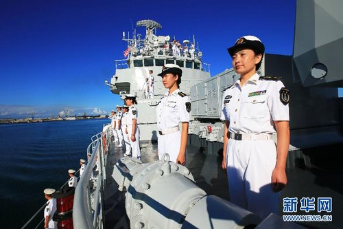 9月6日,中国海军舰艇编队驶入美国夏威夷珍珠港时,全体官兵分区列队.