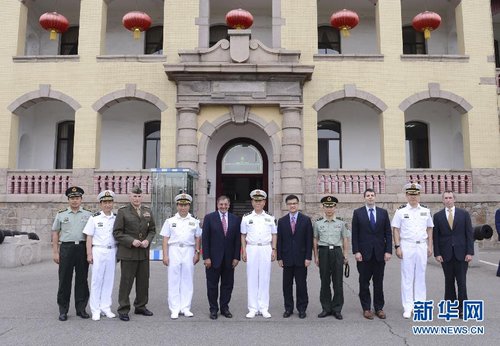 图为北海舰队司令员田中在青岛流亭机场迎接帕内塔.