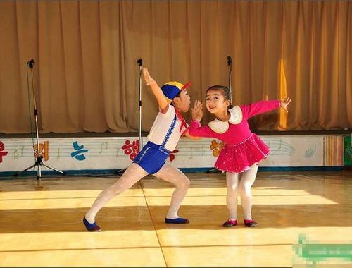 实拍!朝鲜幼儿园节目表演(组图)
