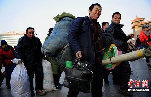 河南150名农民工首次免费乘坐包机回家过年[图