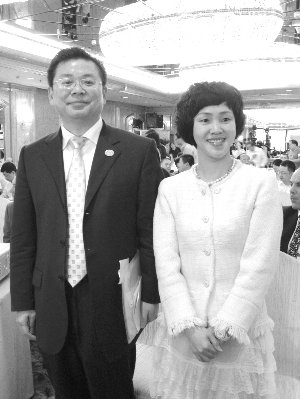 正文   黄光裕 代言人邹晓春(左)和黄光裕妹妹黄燕虹出现在股东大会
