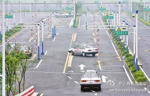 新驾考第一天 上海某驾校半数考试者未过小路