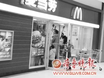 麦当劳玻璃门被指存隐患 致5岁男孩无名指骨裂