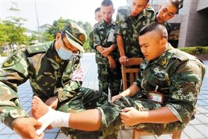 国庆假期,武警医院医生为粤港边防线官兵送医送药,防控登革热.